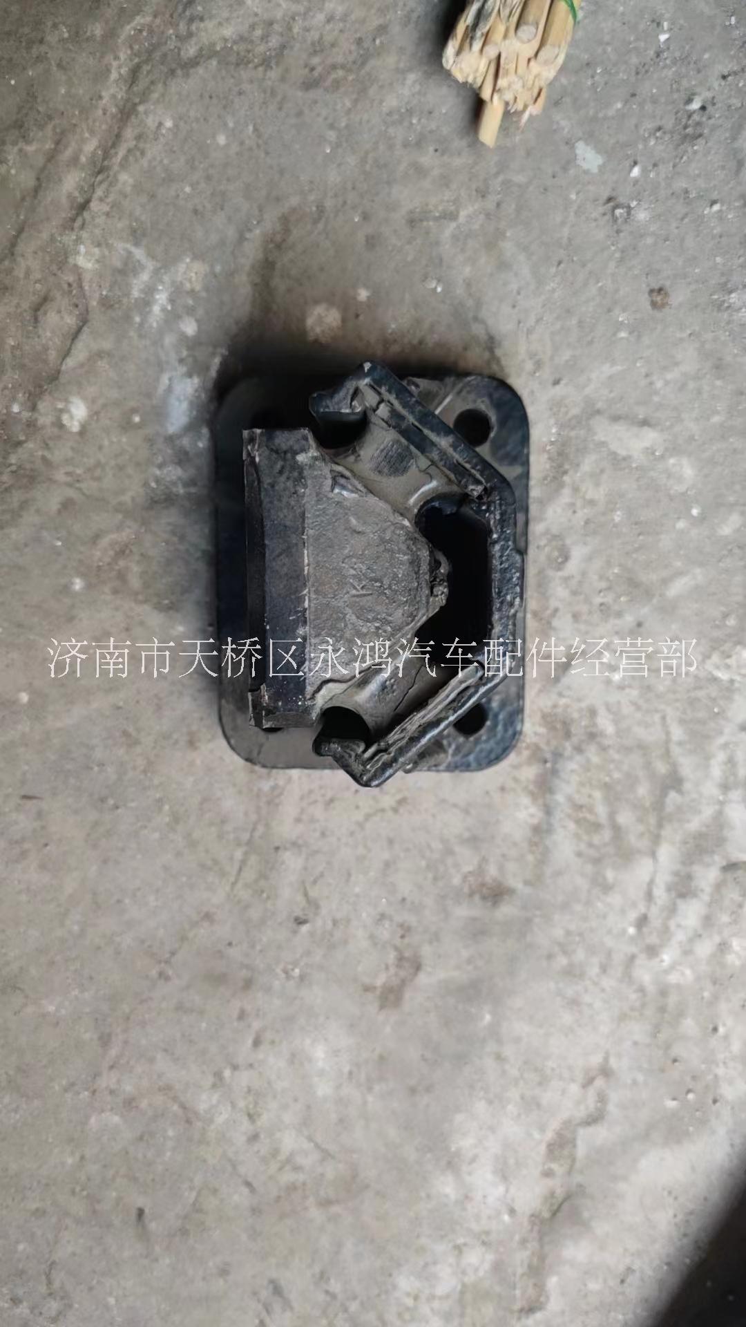 DZ98149590402发动机后胶垫陕汽电动车胶垫图片