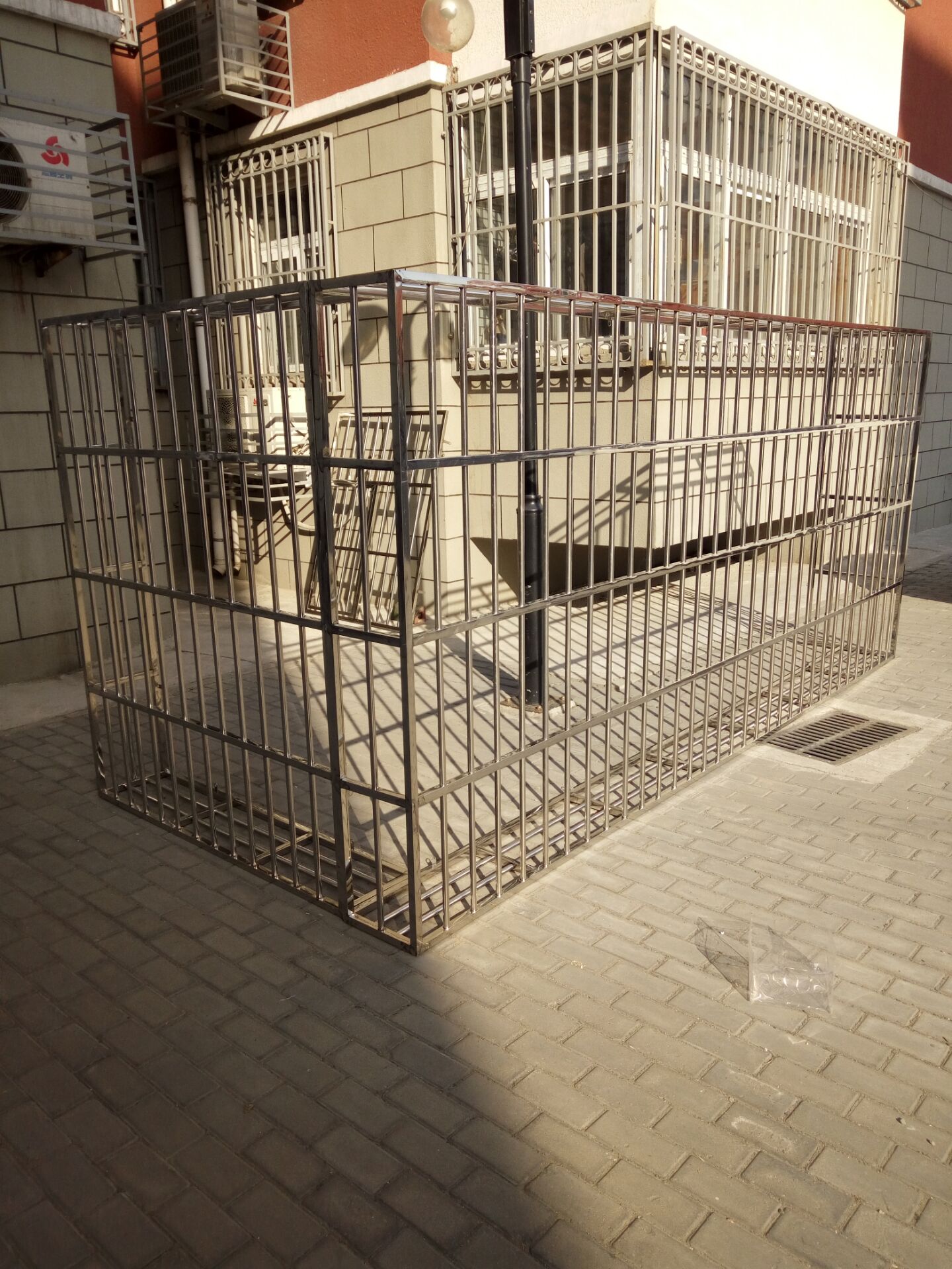北京丰台东大街窗户不锈钢护栏安装阳台围栏批发