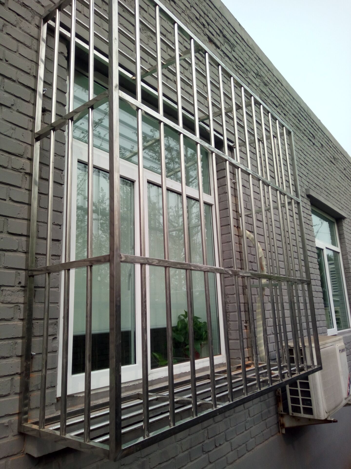 北京顺义机场窗户护网防护栏定做小区门批发