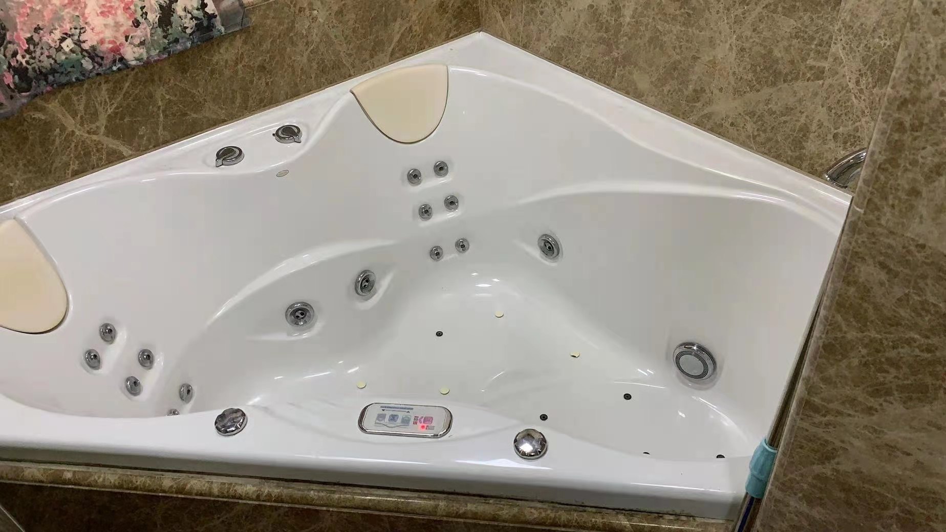 LUYISI路易斯浴缸维修 距离近的浴缸维修 附近维修浴缸 浴缸修理找专业