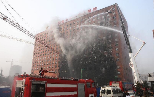 2005年12月15日16市30分,吉林辽源市中心医院住院楼发生火灾,大火